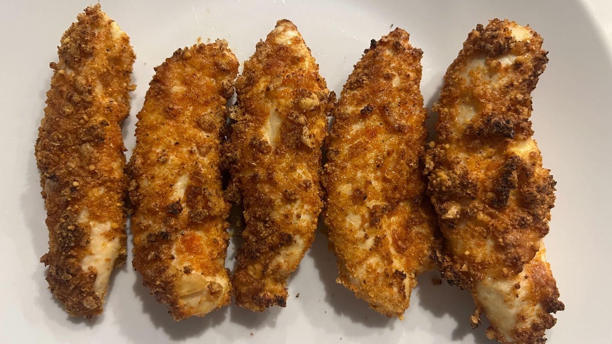 5 cripy air fryer chicken fingers in a row